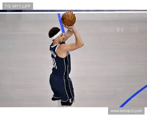 克莱·汤普森无球跑动制造防守漏洞，三分效率领跑后卫群